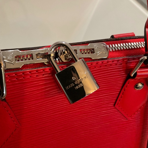 EUC Louis Vuitton Alma PM Epi leather “Cocquelicot” with crossbody strap red - Picture 4 of 16